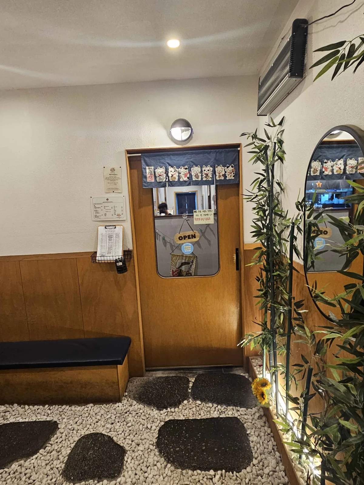호시라멘 대기실 입구(식당안으로 들어가는 문)