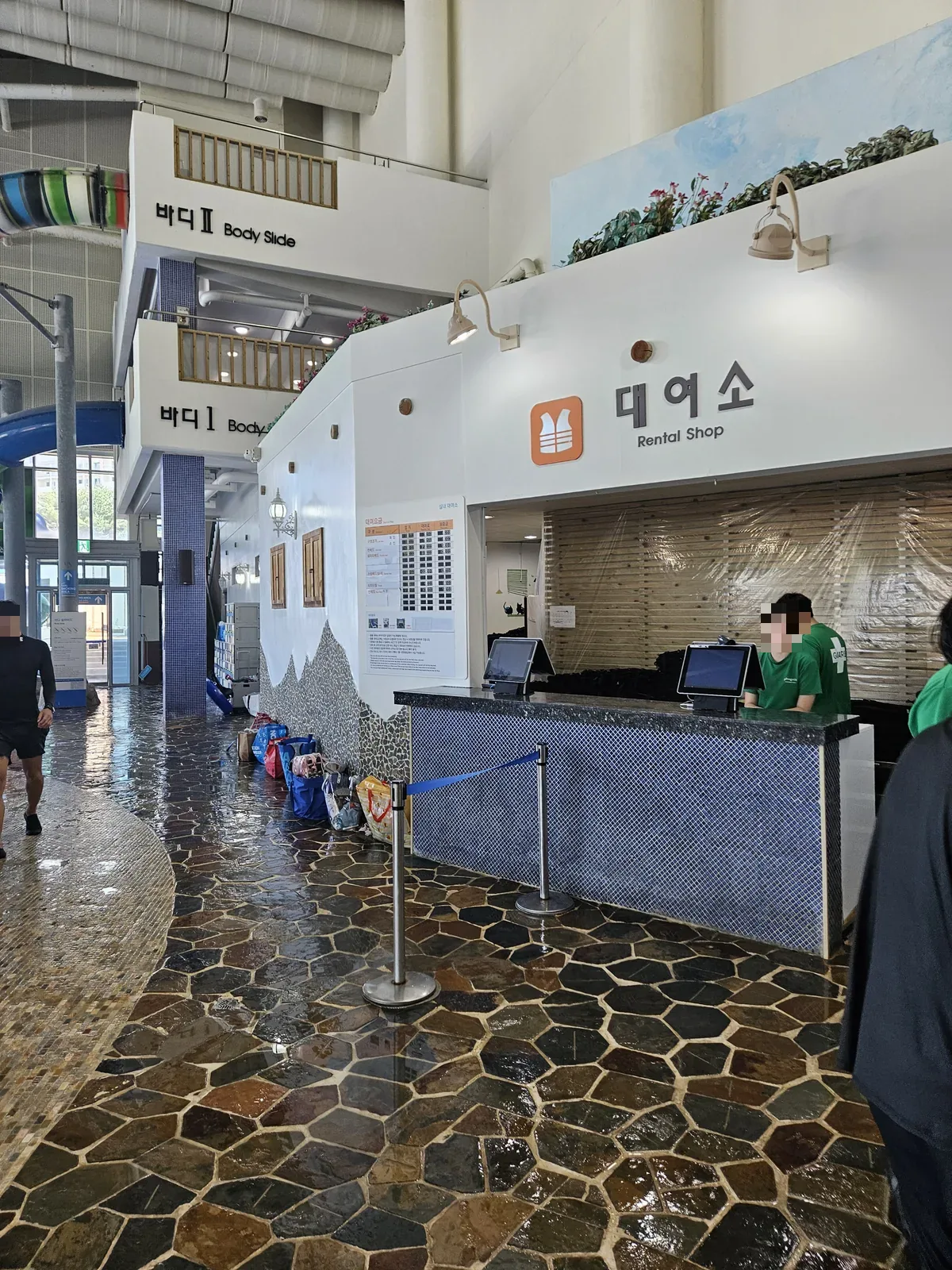 The rental shop (대여소) for vests and tubes, right by Body Slide 1 and 2